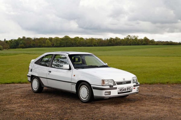 Първата Astra GTE стартира летящо. С разширения на калниците в цвета на каросерията, спойлери и дори алуминиеви джанти. Продължи с капкообразното второ поколение модел, който се появи през 1984-а.

Ранните коли имаха същия 1,8-литров двигател със 115 к.с., който беше в Cavalier SRi от онова време. Но мощността дойде с 2,0-литров мотор със 124 к.с.

И имаше цифрово табло. Твърде готино. Междувременно производителността на хотхеча отново се повиши - Astra GTE получи 2,0-литров 16-клапанов двигател Red Top със 156 коня И 220 километра  час!
